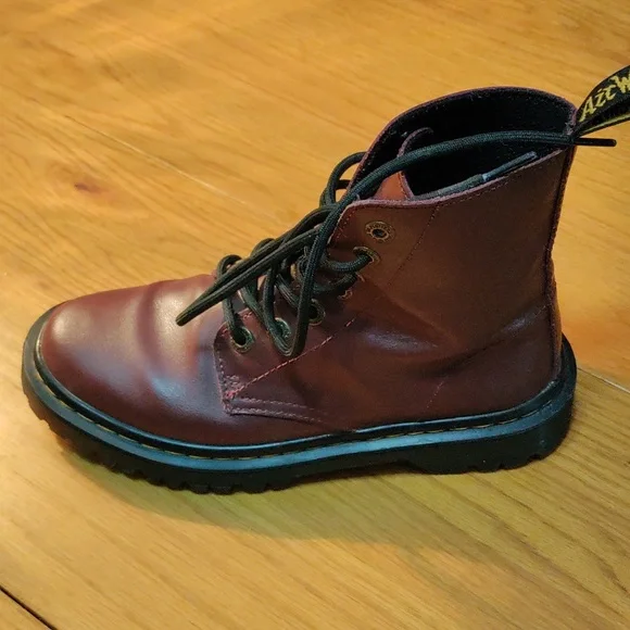 Doc Martens Red Luana Women's Boot Size 6 US - Picture 3 of 4